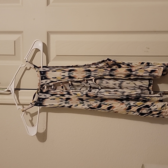 Backless Blouse - Picture 2 of 4